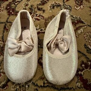 H&M Shimmering Cream Baby Shoes with Bow